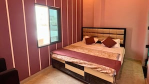 Ein Schlafzimmer mit einem Bett, einem Deckenventilator, einem Fenster und einer Tür.