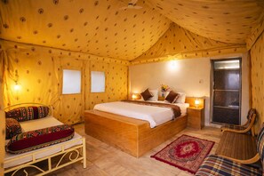 Deluxe-Zimmer, Balkon, Poolblick | Schreibtisch