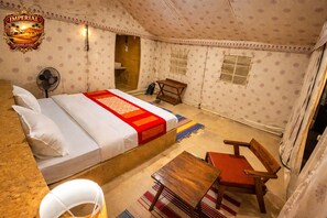 Deluxe-Zimmer, Balkon, Poolblick | Schreibtisch