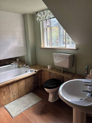 House, 2 Bedrooms, Fireplace, City View | Bathroom - Quaint Townhouse in the Centre of Chipping Norton (Chipping Norton)
