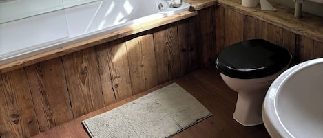 Maison, 2 chambres, foyer, vue sur la ville | Salle de bain