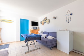 TV - Apartment 'Charmant L'Oasis' with Shared Pool, Private Terrace and Private Garden (Dolus-d'Oléron)