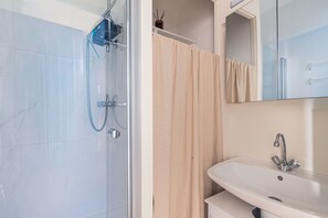 Shower - Apartment 'Charmant L'Oasis' with Shared Pool, Private Terrace and Private Garden (Dolus-d'Oléron)