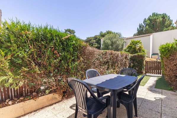 Outdoor dining - Apartment 'Charmant L'Oasis' with Shared Pool, Private Terrace and Private Garden (Dolus-d'Oléron)