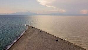 A wide beach with a clear sky and distant mountains. - Epanomi Suites - Modern Living With Garden Retreat (Thermaikos)