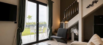 Epanomi Suites - Modern Living With Garden Retreat