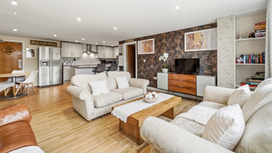 6-bedroom Family Haven With Garden in Aylesbury