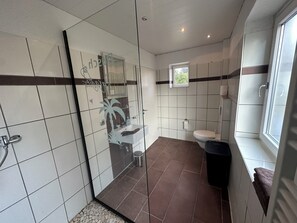 Bathroom - Vrbo Property (Neumünster)