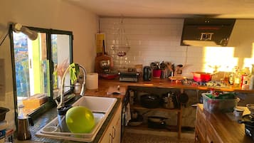 Een koelkast, een oven, een kookplaat, een vaatwasser