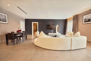 Presidential Double Room, Balcony, Pool View | Interior
