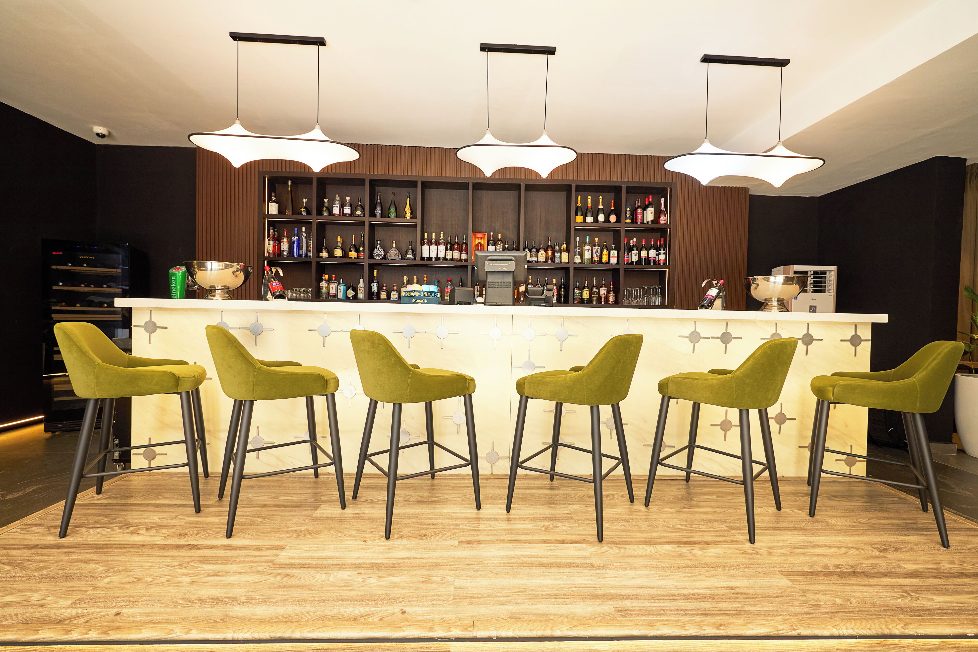 2 bars/lounges