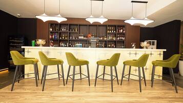 2 bars/lounges