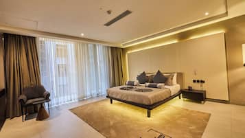 Quarto solteiro executivo, sacada, vista para a piscina | Cofres nos quartos, escrivaninha, espaço de trabalho para notebook