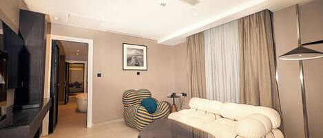 Executive Single Room, Balcony, Pool View | Living area