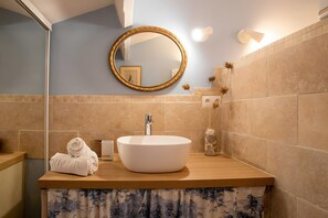Bathroom - Bed and Breakfast 'Chambre Bambou' with Shared Pool, Wi-Fi and Air Conditioning (Lagarde-Paréol)