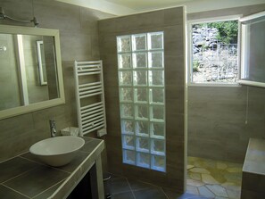 Douche, séchoir à cheveux, serviettes fournies