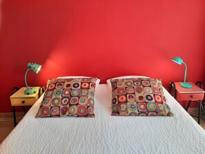 WiFi, bed sheets - Bed and Breakfast 'Chambre Coquelicot' with Shared Pool, Wi-Fi and Air Conditioning (Lagarde-Paréol)