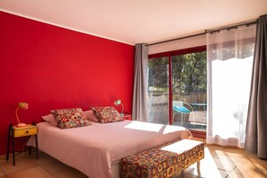 Room - Bed and Breakfast 'Chambre Coquelicot' with Shared Pool, Wi-Fi and Air Conditioning (Lagarde-Paréol)