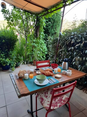 Outdoor dining - Bed and Breakfast 'Chambre Coquelicot' with Shared Pool, Wi-Fi and Air Conditioning (Lagarde-Paréol)