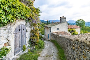 Exterior - Bed and Breakfast 'Chambre Coquelicot' with Shared Pool, Wi-Fi and Air Conditioning (Lagarde-Paréol)
