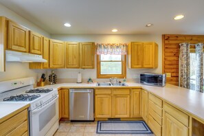 Interior - Fire Pit & Grill! Spacious Port Huron Home By Dtwn (Port Huron)