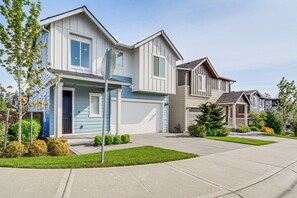 House (4 Bedrooms) | Interior - Fenced Yard & Grill! Family Haven in Port Orchard (Port Orchard)