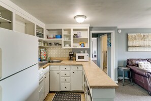 Apartment (2 Bedrooms) | Interior - Explore Port Huron! Cozy Condo w/ Creek Views (Port Huron)