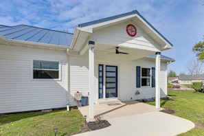 A single-story house with a covered porch, a front door, and a small front yard. - Pet Friendly! Canal-front Escape on Vineyard Lake (Brooklyn)