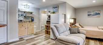 2 Mi to Downtown Port Huron! Couple's Getaway