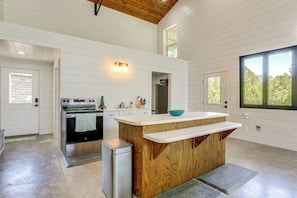 House (3 Bedrooms) | Interior - Riverfront Retreat w/ Porch & Views in Des Arc! (Des Arc)