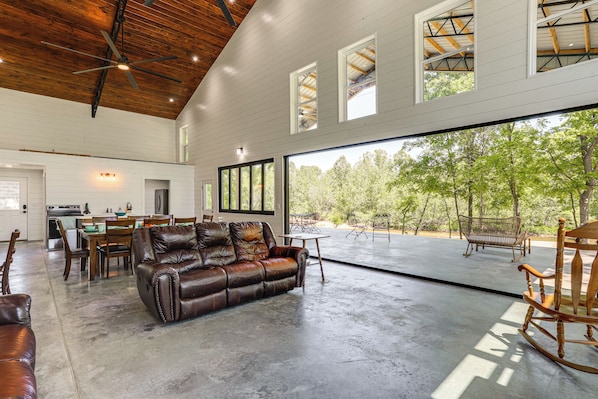 House (3 Bedrooms) | Interior - Riverfront Retreat w/ Porch & Views in Des Arc! (Des Arc)