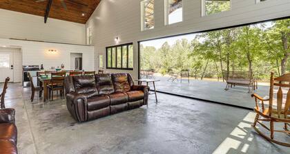 Riverfront Retreat w/ Porch & Views in Des Arc!