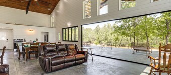 Riverfront Retreat w/ Porch & Views in Des Arc!