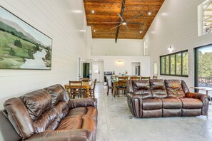 Interior - Riverfront Retreat w/ Porch & Views in Des Arc! (Des Arc)