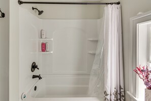Apartment (2 Bedrooms) | Interior - Explore Historic Dtwn Staunton! Walkable Apartment (Staunton)