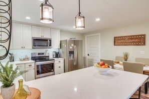 Apartment (2 Bedrooms) | Interior - Explore Historic Dtwn Staunton! Walkable Apartment (Staunton)
