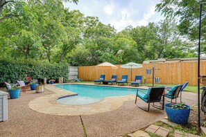 A backyard with a swimming pool, lounge chairs, and a wooden fence. - 5 Mi to Will Rogers Center! Private Oasis w/ Grill (Fort Worth)