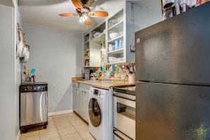 A compact kitchen with a washing machine, oven, and a refrigerator. - 5 Mi to Will Rogers Center! Private Oasis w/ Grill (Fort Worth)