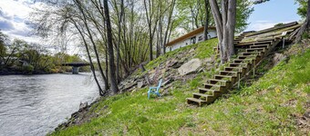 Near Trails & Lakes! Pemigewasset River Townhome