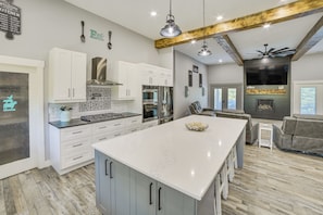 House (5 Bedrooms) | Interior