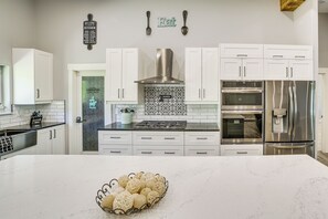 House (5 Bedrooms) | Interior