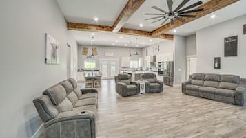 House (5 Bedrooms) | Interior