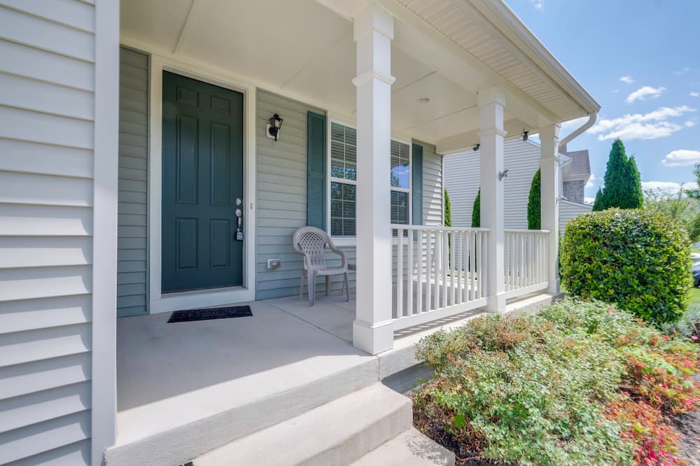Easy Hwy Access to DC! Family Home w/ Deck & Yard - Montclair, VA