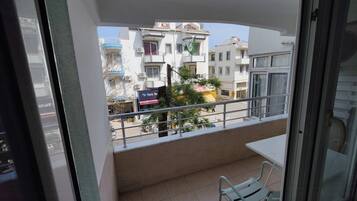 Classic Quadruple Room, Balcony, City View | Interior
