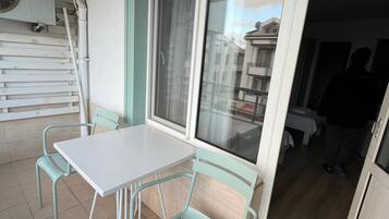 Classic-Dreibettzimmer, Balkon | Speisen im Freien