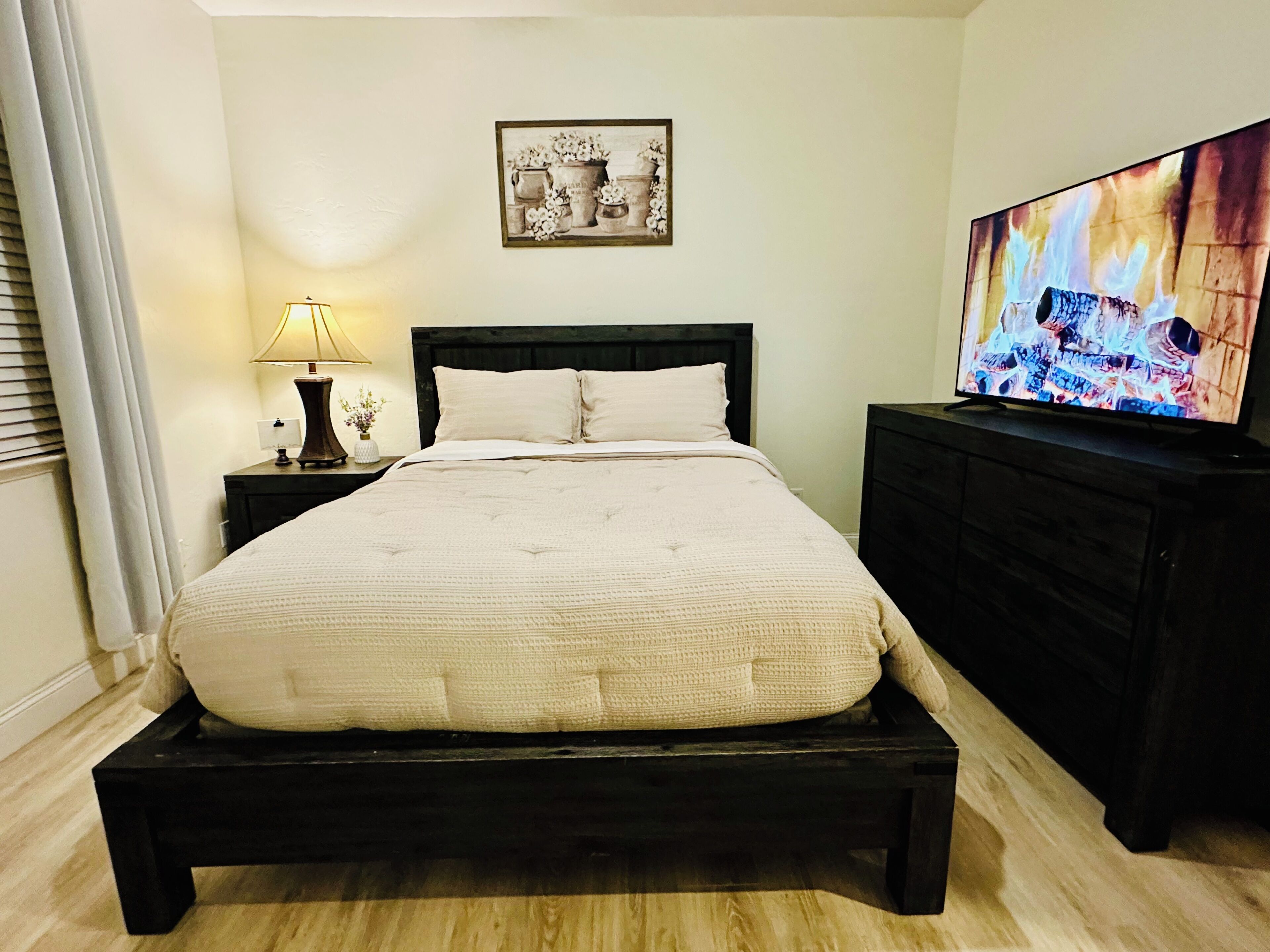 Iron/ironing board, WiFi, bed sheets, wheelchair access