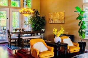 Dining - 	Spacious Visalia Retreat in One of Visalia’s Best Neighborhoods (Visalia)