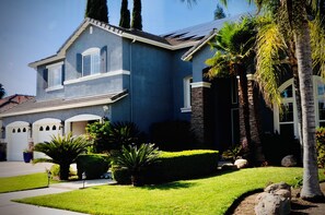 Exterior - 	Spacious Visalia Retreat in One of Visalia’s Best Neighborhoods (Visalia)