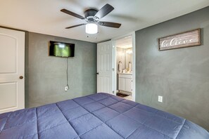 Interior - Lake Tawakoni Basecamp: Covered Patio + Fire Pit! (Wills Point)