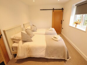 2 bedrooms, individually decorated, individually furnished - The Hen House (King's Lynn)